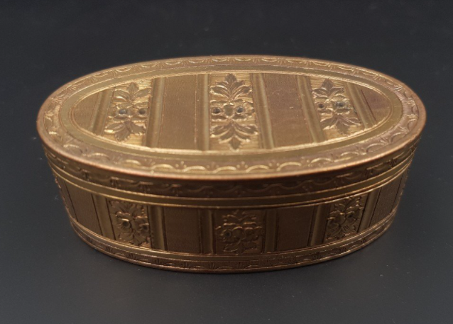 Boite Ovale En Pomponne époque Louis XVI Très Bien Dorée Décorée De Bandes De Fleurs