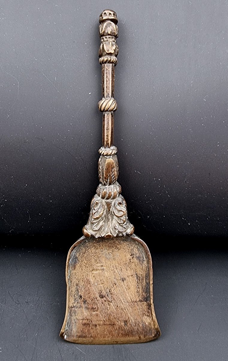 Pelle A Braise Ou A Couvot En Bronze époque XVII E Siècle Beaux Décor De Feuilles d'Acanthes