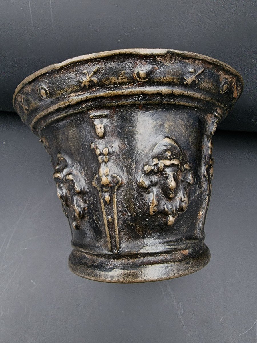 Mortier Le Mans En Bronze maitre de Bellême XVII E Siècle Cariatides Et Mascarons Fleurs De Lys