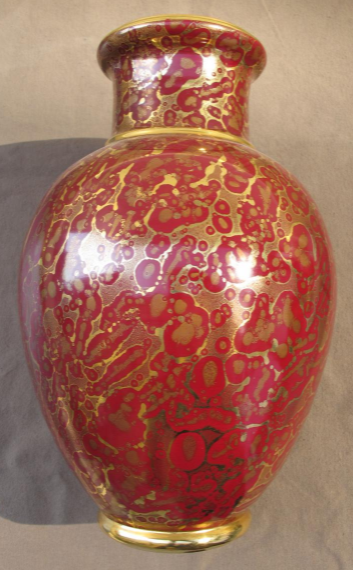 Grand Vase Rouge Avec Des Projections d'Or, Sèvres