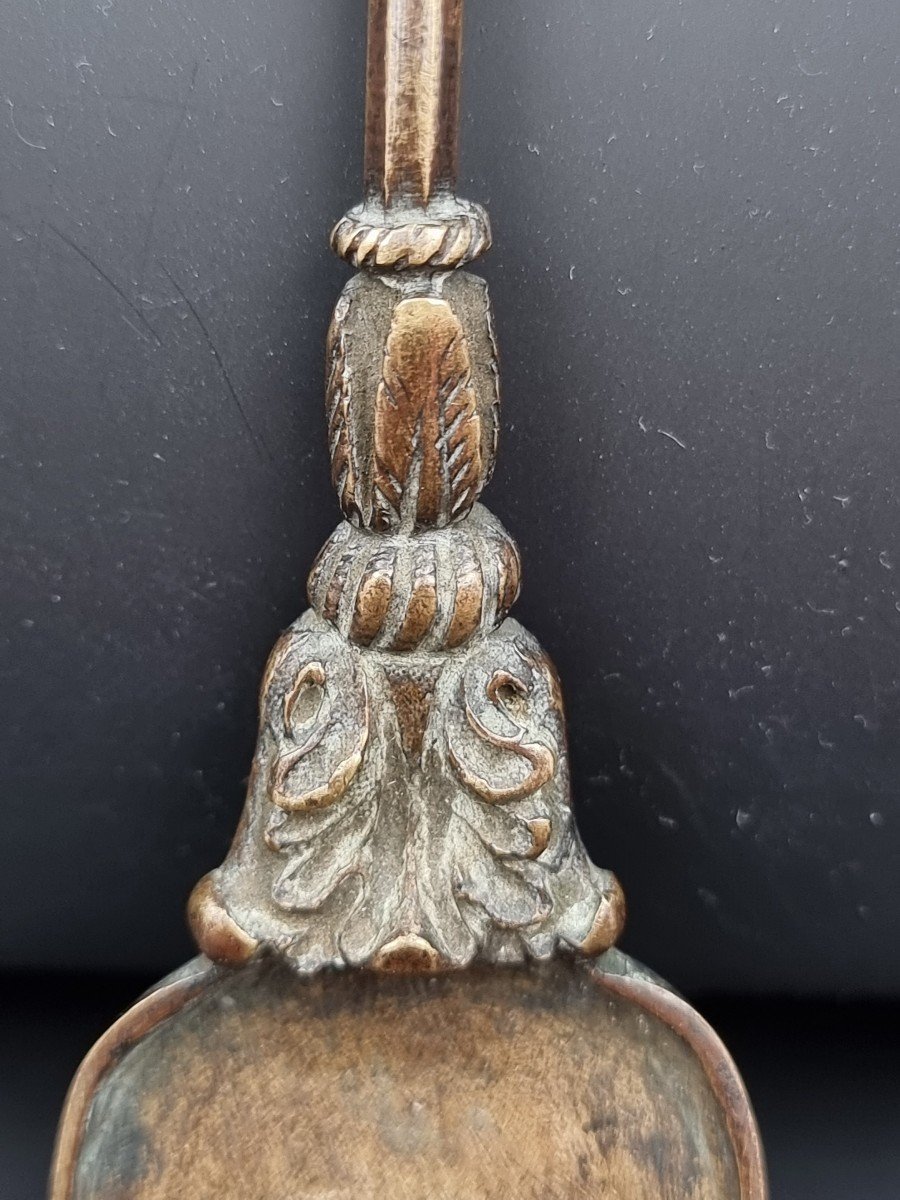Pelle A Braise Ou A Couvot En Bronze époque XVII E Siècle Beaux Décor De Feuilles d'Acanthes