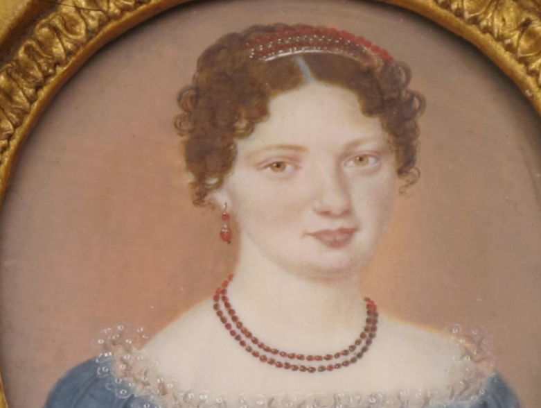 Belle miniature représentant une jeune fille au collier de corail. Signée Bouvier datée 1821