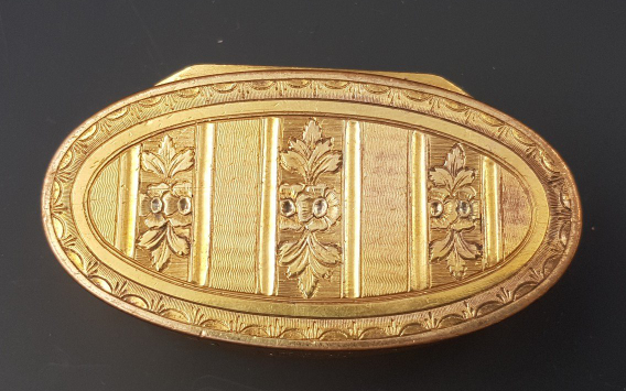Boite Ovale En Pomponne époque Louis XVI Très Bien Dorée Décorée De Bandes De Fleurs