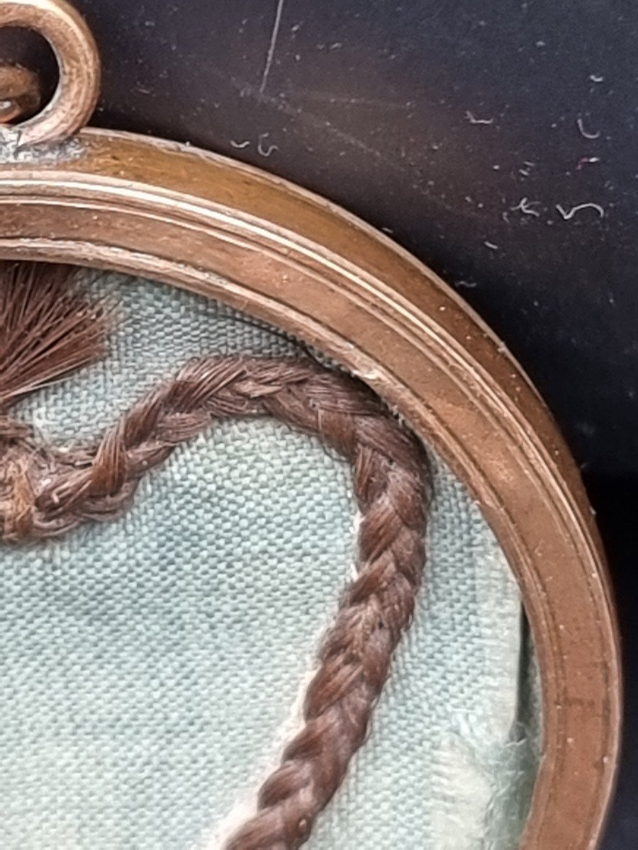 Rare Médaillon Révolutionnaire Avec Une Gravure De La République Et Mèche De Cheveux Tressés