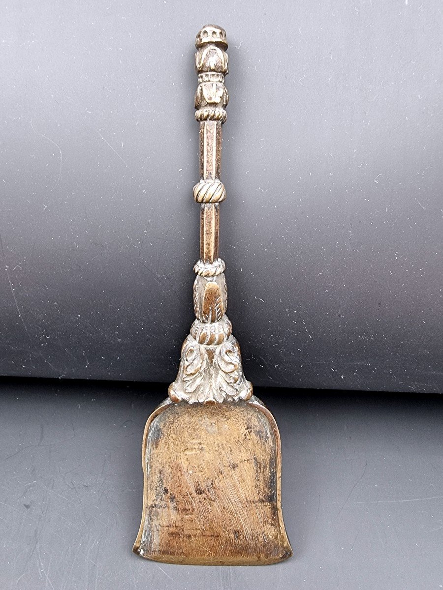 Pelle A Braise Ou A Couvot En Bronze époque XVII E Siècle Beaux Décor De Feuilles d'Acanthes