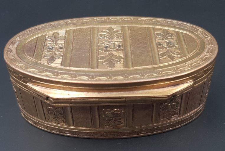 Boite Ovale En Pomponne époque Louis XVI Très Bien Dorée Décorée De Bandes De Fleurs