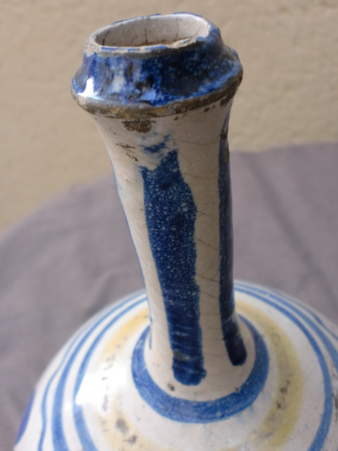 bouteille en faïence probablement espagnole à décor de feuillages stylisés époque début XIX Siècle