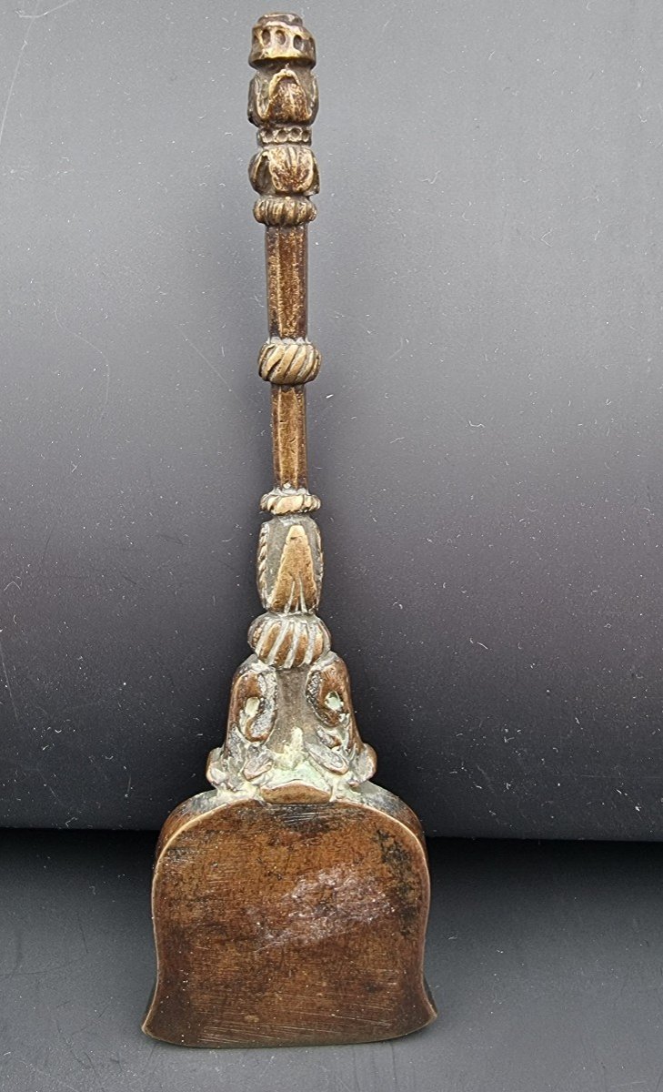 Pelle A Braise Ou A Couvot En Bronze époque XVII E Siècle Beaux Décor De Feuilles d'Acanthes