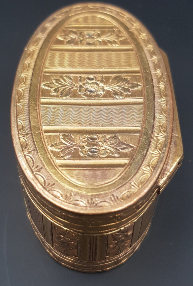 Boite Ovale En Pomponne époque Louis XVI Très Bien Dorée Décorée De Bandes De Fleurs