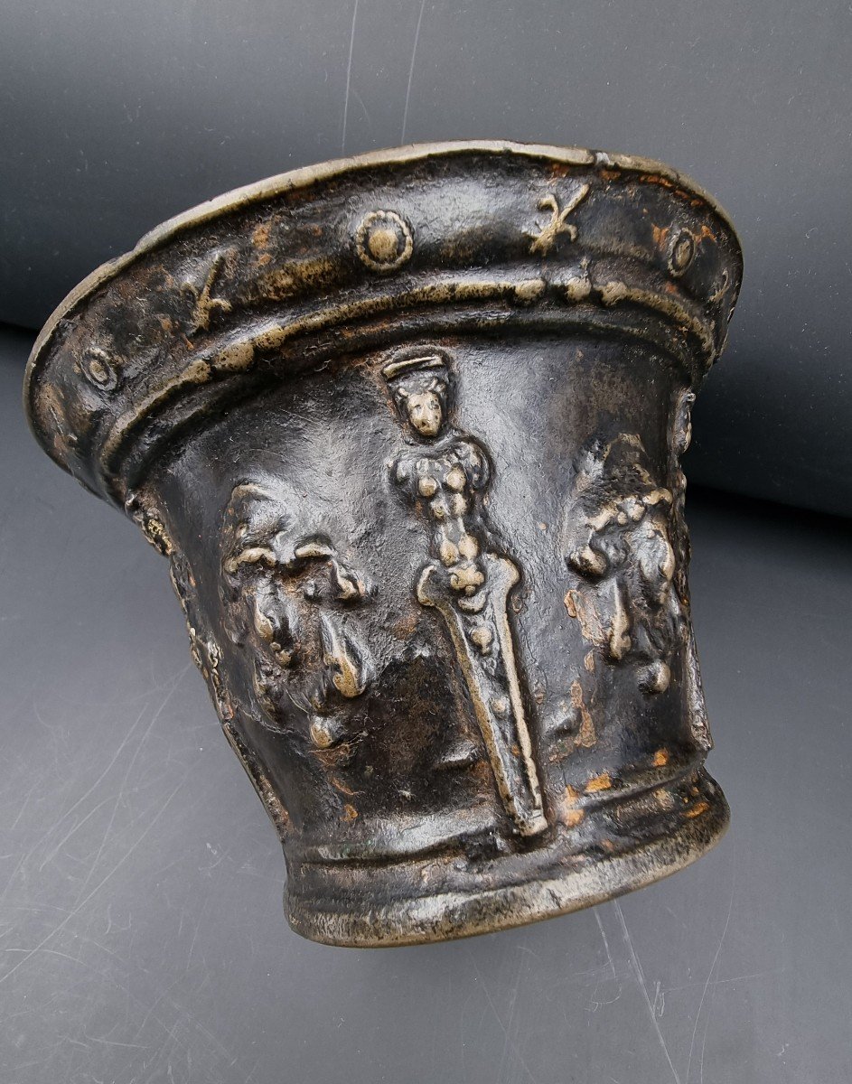 Mortier Le Mans En Bronze maitre de Bellême XVII E Siècle Cariatides Et Mascarons Fleurs De Lys