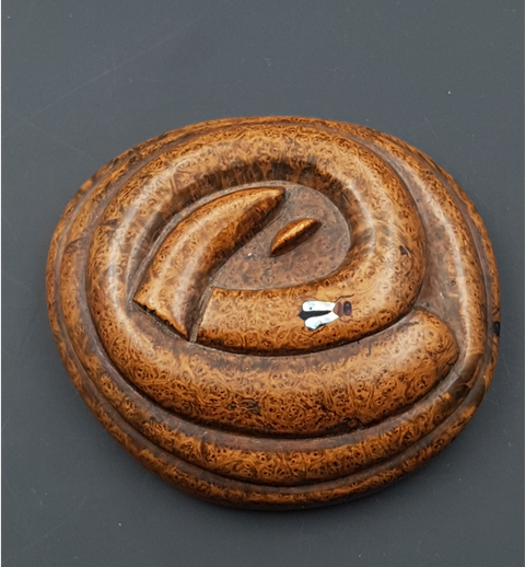 Tabatière En Forme De Crotte, Colombin En Loupe avec une Mouche En Nacre en trompe l'œil Double Compartiments une belle curiosité d'époque XIX e siècle