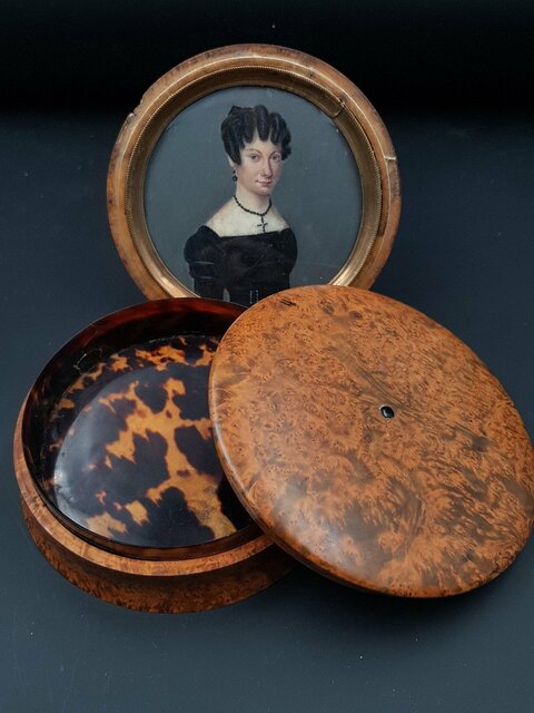 Rare Boite Miniature A Secret dans un Double Fond En Ronce de noyer Et Cabochon d'écaille