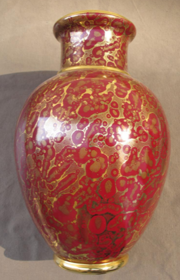 Grand Vase Rouge Avec Des Projections d'Or, Sèvres