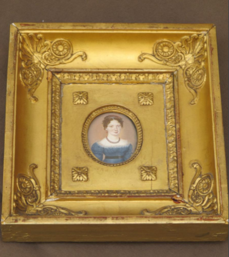 Belle miniature représentant une jeune fille au collier de corail. Signée Bouvier datée 1821