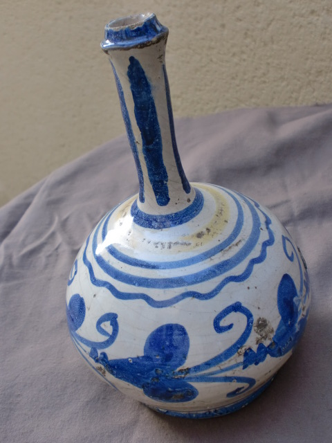 bouteille en faïence probablement espagnole à décor de feuillages stylisés époque début XIX Siècle