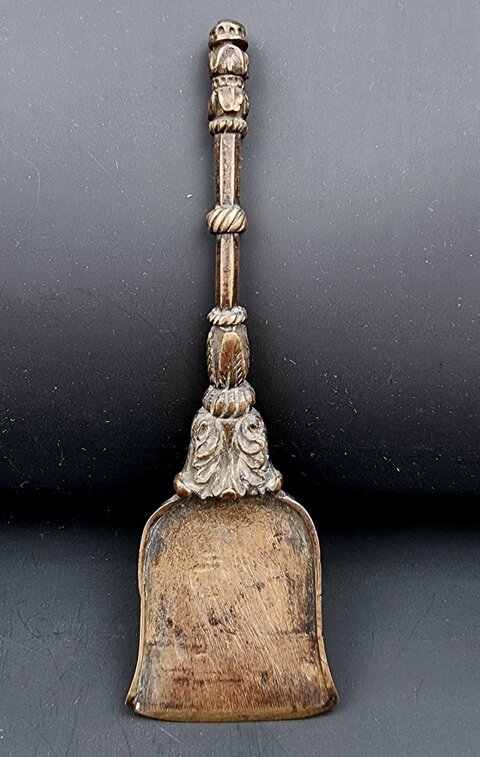 Pelle A Braise Ou A Couvot En Bronze époque XVII E Siècle Beaux Décor De Feuilles d'Acanthes