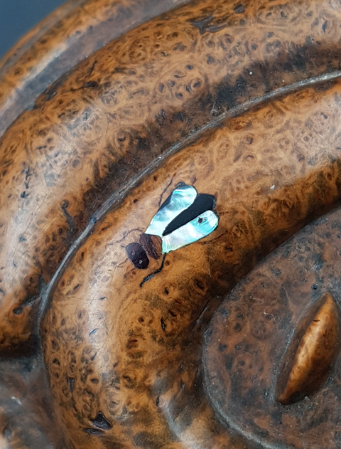 Tabatière En Forme De Crotte, Colombin En Loupe avec une Mouche En Nacre en trompe l'œil Double Compartiments une belle curiosité d'époque XIX e siècle