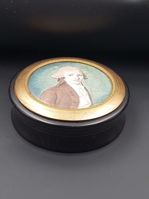Boite Ornée d'Une Miniature Représentant Un Homme d'époque XVIII E Siècle