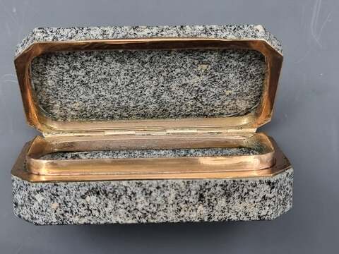 Boite Ou Tabatière En Porphyre Gris Moucheté époque XIX E Siècle Monture Sans Poinçon