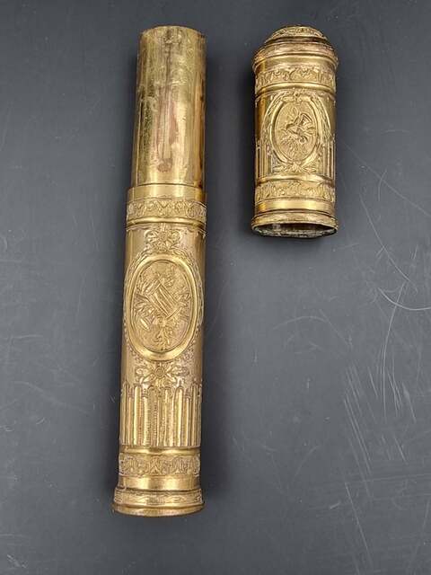 Porte Cire En Pomponne époque Louis XVI En Excellent état Riche Décor De Cartouche