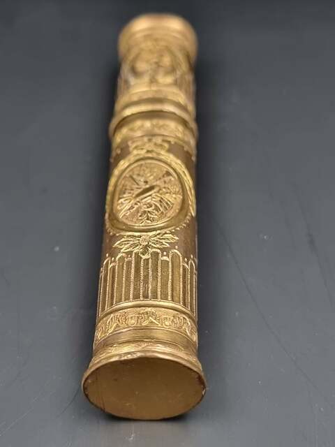 Porte Cire En Pomponne époque Louis XVI En Excellent état Riche Décor De Cartouche