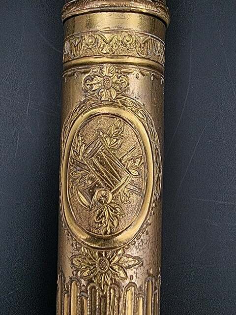 Porte Cire En Pomponne époque Louis XVI En Excellent état Riche Décor De Cartouche