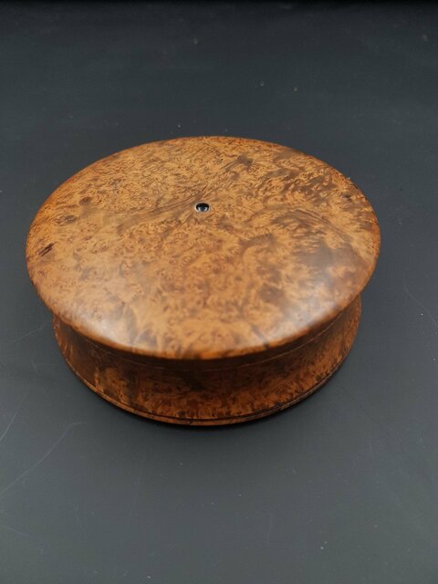 Rare Boite Miniature A Secret dans un Double Fond En Ronce de noyer Et Cabochon d'écaille