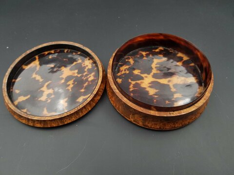 Rare Boite Miniature A Secret dans un Double Fond En Ronce de noyer Et Cabochon d'écaille