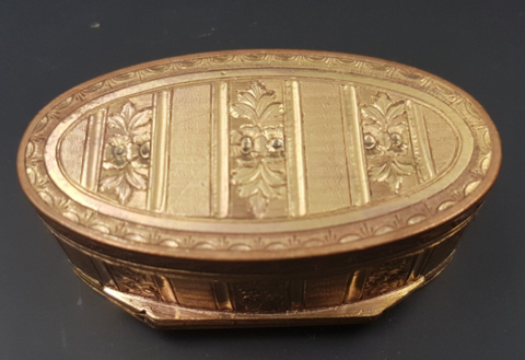 Boite Ovale En Pomponne époque Louis XVI Très Bien Dorée Décorée De Bandes De Fleurs
