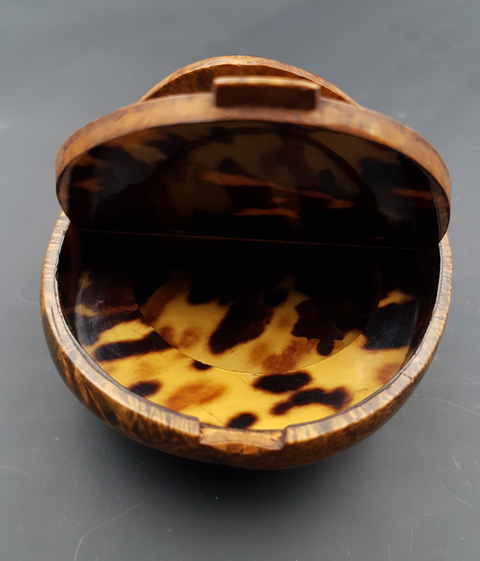 Tabatière En Forme De Crotte, Colombin En Loupe avec une Mouche En Nacre en trompe l'œil Double Compartiments une belle curiosité d'époque XIX e siècle