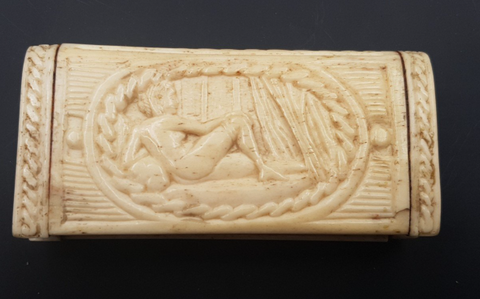 Tabatière, Boite en os présentant une scène de Duel A l'épée Pour Une Belle Prétendante Allongée Nue XIX E Siècle