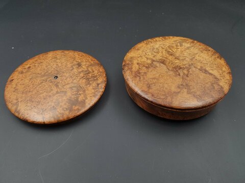 Rare Boite Miniature A Secret dans un Double Fond En Ronce de noyer Et Cabochon d'écaille