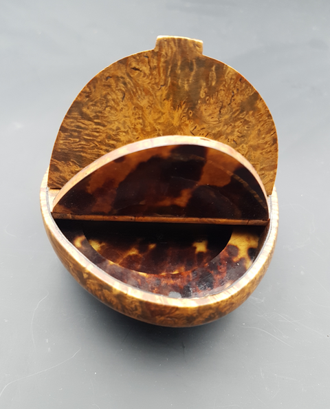 Tabatière En Forme De Crotte, Colombin En Loupe avec une Mouche En Nacre en trompe l'œil Double Compartiments une belle curiosité d'époque XIX e siècle