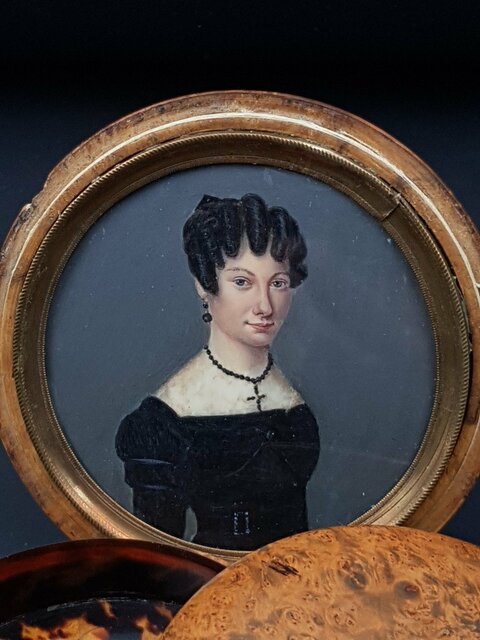 Rare Boite Miniature A Secret dans un Double Fond En Ronce de noyer Et Cabochon d'écaille