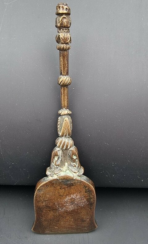 Pelle A Braise Ou A Couvot En Bronze époque XVII E Siècle Beaux Décor De Feuilles d'Acanthes