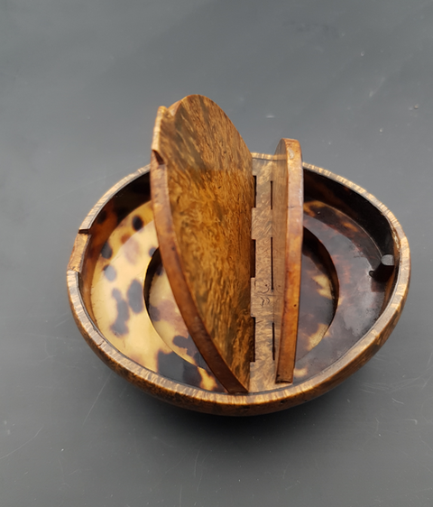 Tabatière En Forme De Crotte, Colombin En Loupe avec une Mouche En Nacre en trompe l'œil Double Compartiments une belle curiosité d'époque XIX e siècle