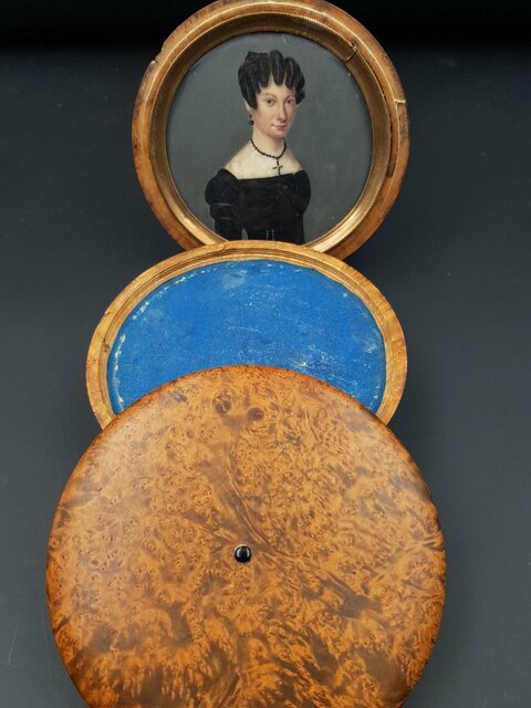 Rare Boite Miniature A Secret dans un Double Fond En Ronce de noyer Et Cabochon d'écaille