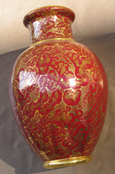 Grand Vase Rouge Avec Des Projections d'Or, Sèvres