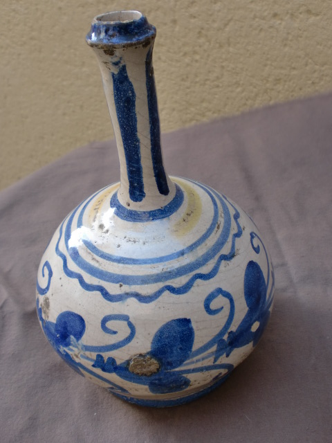 bouteille en faïence probablement espagnole à décor de feuillages stylisés époque début XIX Siècle