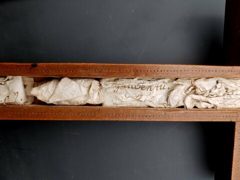 crucifix reliquaire en bois sculpté avec une 