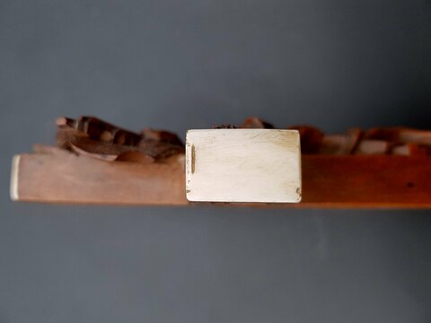 crucifix reliquaire en bois sculpté avec une 