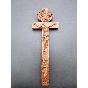 crucifix reliquaire en bois sculpté avec une 